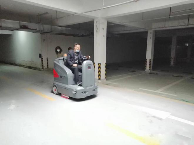 澳门小区物业保洁不用人力改用驾驶式洗地机了